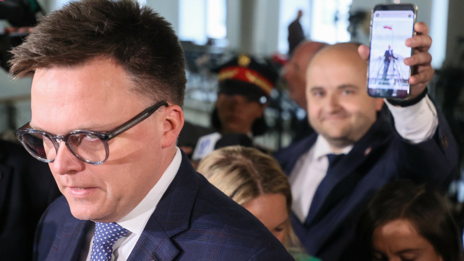 Dariusz Matecki chodził pod dachu Sejmu. Hołownia zapowiada konsekwencje Dariusz Matecki chodził pod dachu Sejmu. Hołownia zapowiada konsekwencje