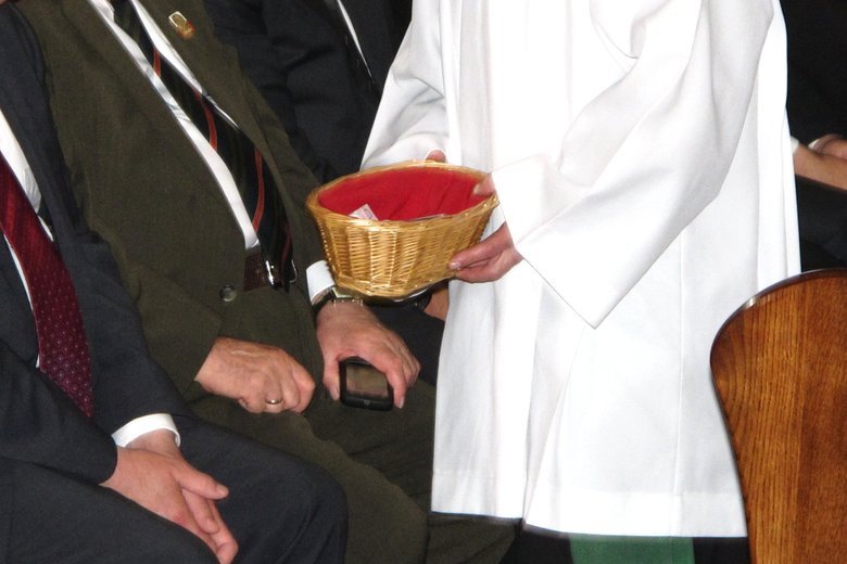 Pieniądze zebrane w wielu parafiach na niedzielną tacę zostaną przesłane do Watykanu