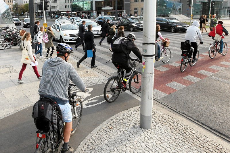 Możesz kupić rower na przekór kaczyzmowi, a nawet zostać wege. Ale Polacy myślą tak, jak Waszczykowski