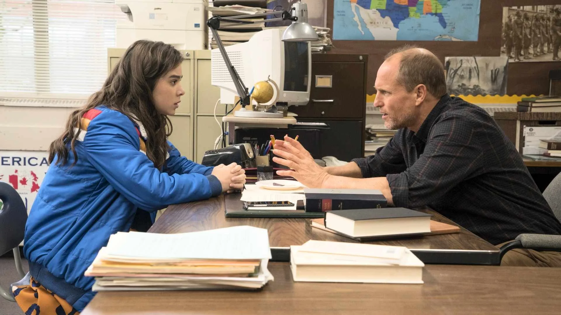 Hailee Steinfeld i Woody Harrelson w filmie "Gorzka siedemnastka"