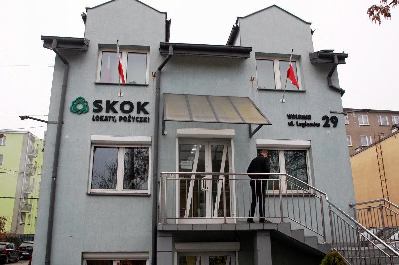 Szef SKOK-u Wołomin przyjaźnił się z biskupami i politykami? Newsweek: Głódź ojcem chrzestnym syna P.