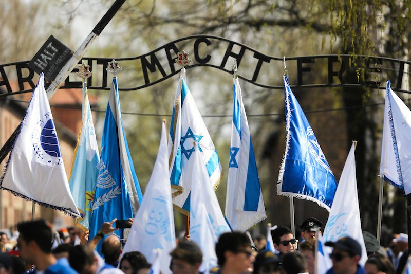 10 tys. osób bierze udział w Marszu Żywych, które przechodzi tzw. drogą śmierci.