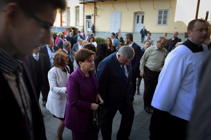 Premier Beata Szydło wchodzi do bielskiej katedry na uroczystość prymicji jej syna.