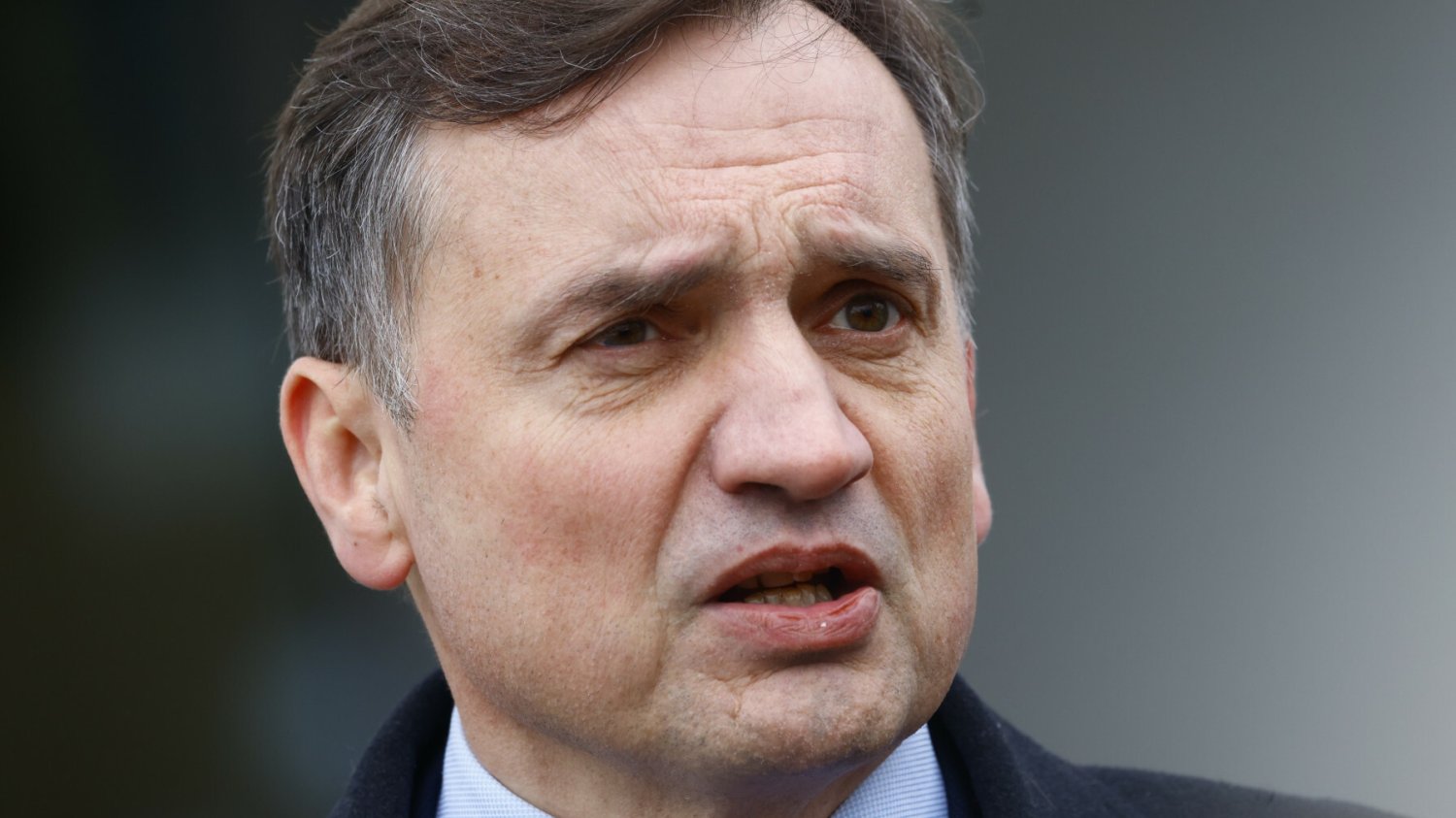 Gdzie zmierza Zbigniew Ziobro? Poseł PiS był widziany na europejskim lotnisku Zbigniew Ziobro był widziany na europejskim lotnisku