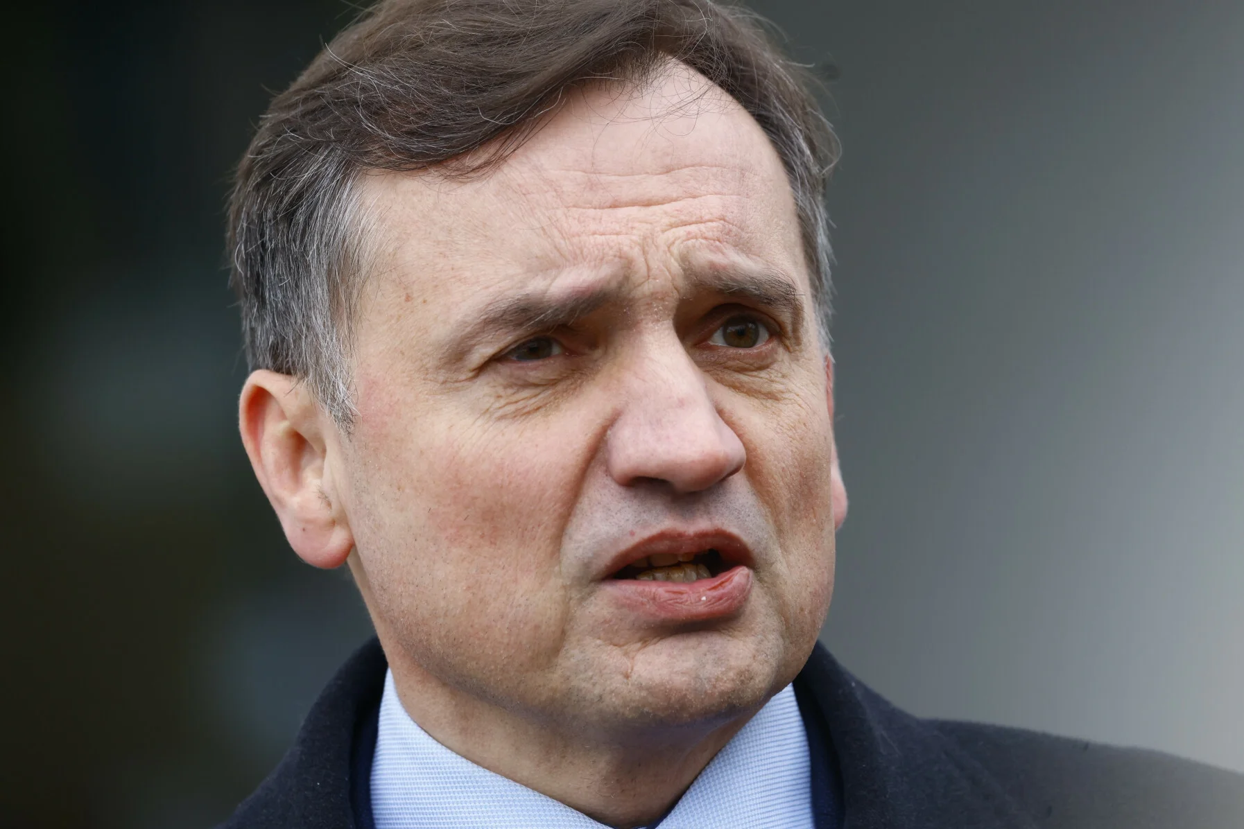 Gdzie zmierza Zbigniew Ziobro? Poseł PiS był widziany na europejskim lotnisku Zbigniew Ziobro był widziany na europejskim lotnisku