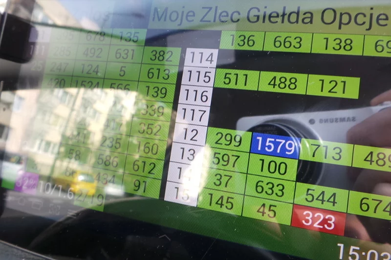 Pan Arek pokazując swój tablet uruchomił alarm