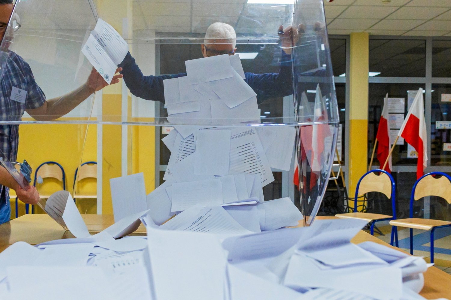 Further irregularities in the commissions were revealed. Voices swapped again