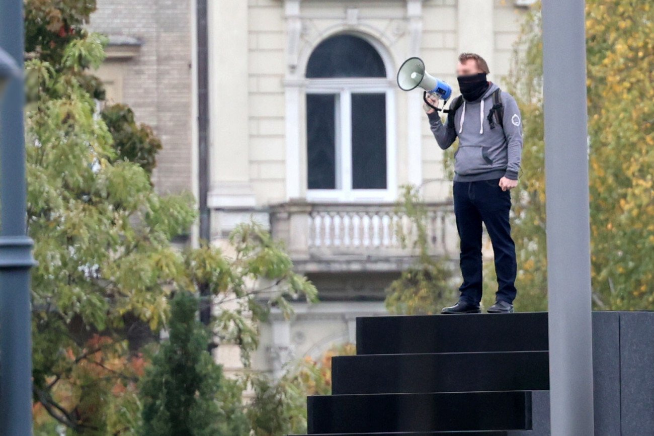 Mężczyzna wszedł na pomnik smoleński i groził wysadzeniem. Chciał stworzyć wirala i nagłaśniać afery.