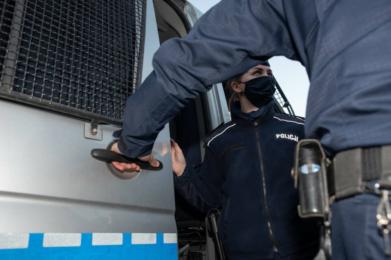 Wstrząsające fakty w sprawie porwanej 14-latki. Nagą ciągnęli po kamieniach