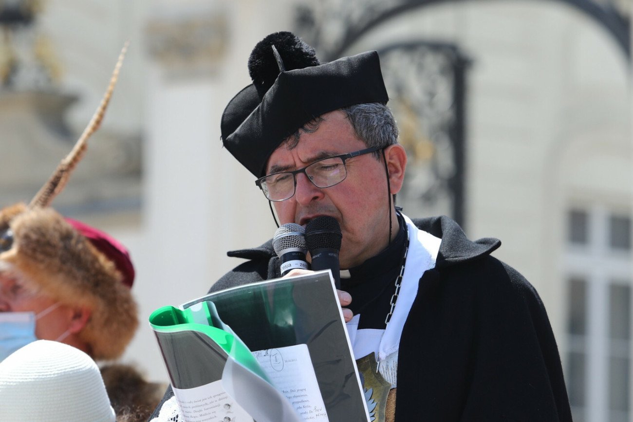 Ksiądz Piotr Natanek rozbudowuje swoją pustelnię.