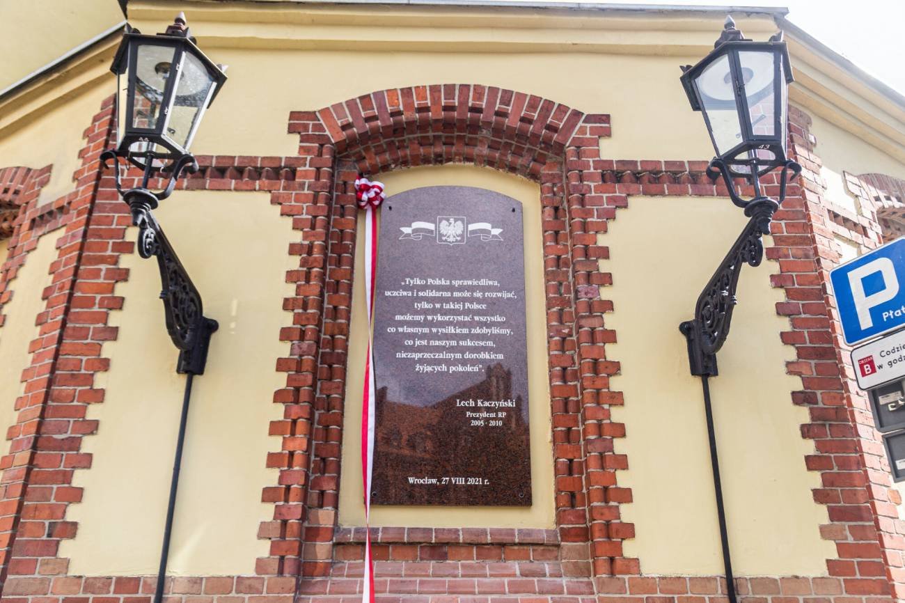 Policji udało się już wstępnie ustalić, kto mógł być odpowiedzialny za zniszczenie tablicy poświęconej pamięci Lecha Kaczyńskiego we Wrocławiu