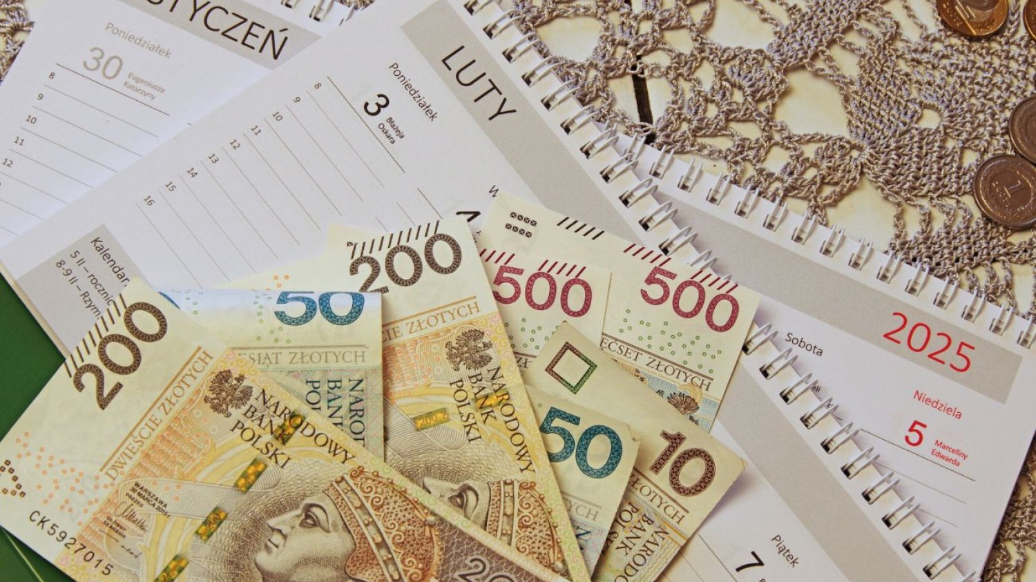 Od 1 stycznia 2025r. wzrośnie płaca minimalna. Zmiany dotyczą też L4. Od Nowego Roku płaca minimalna pójdzie w górę. To oznacza także wzrost zasiłku chorobowego.