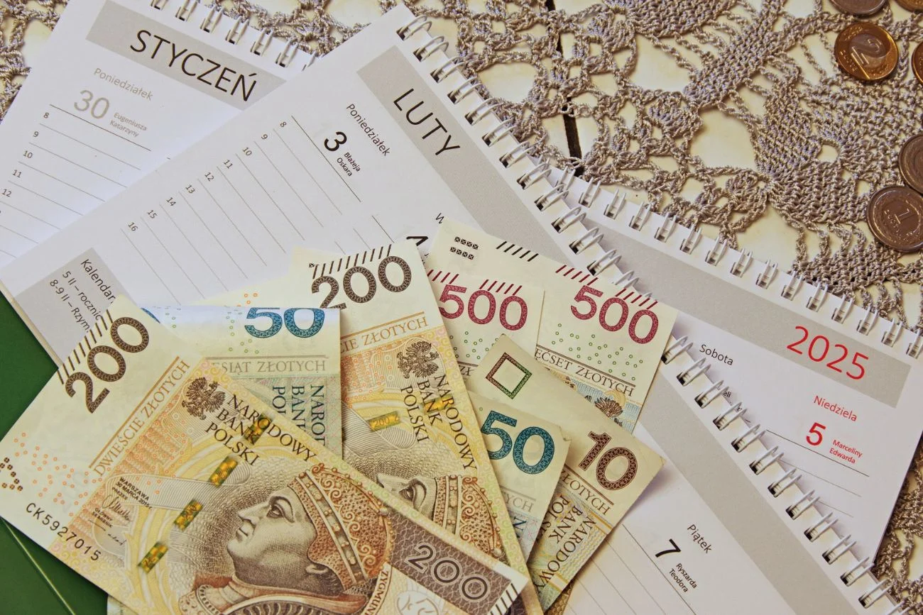 Od 1 stycznia 2025r. wzrośnie płaca minimalna. Zmiany dotyczą też L4. Od Nowego Roku płaca minimalna pójdzie w górę. To oznacza także wzrost zasiłku chorobowego.