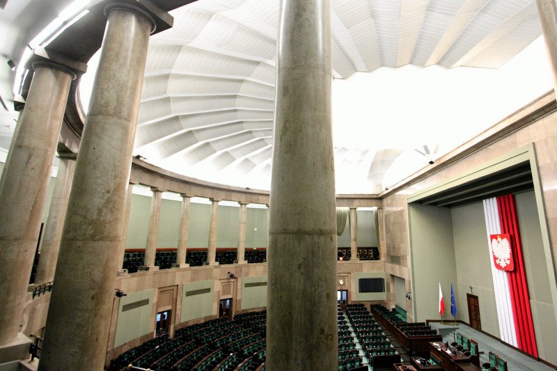 Według nowego sondażu preferencji partyjnych na prowadzeniu nadal PiS, do Sejmu weszłoby sześć ugrupowań