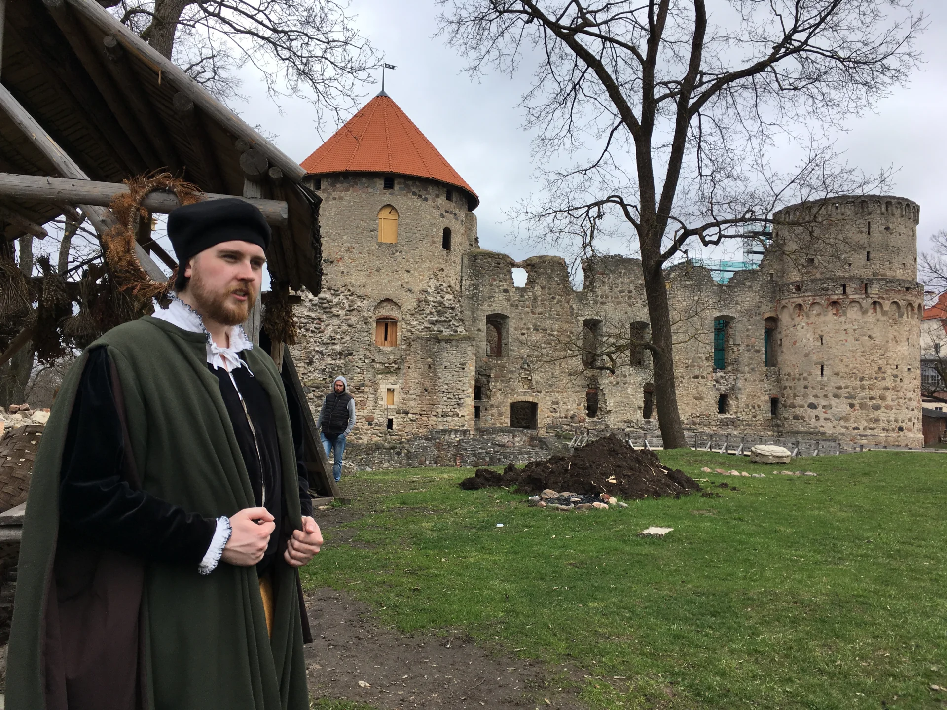 Zamek w Cesis i nasz przewodnik.