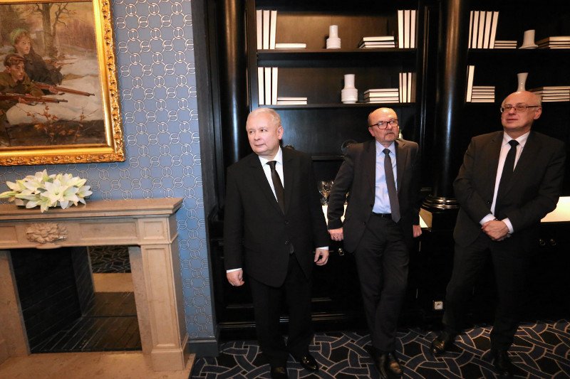Prezes PiS Jarosław Kaczyński oraz prof. Ryszard Legutko i prof. Zdzisław Krasnodębski, europosłowie PiS