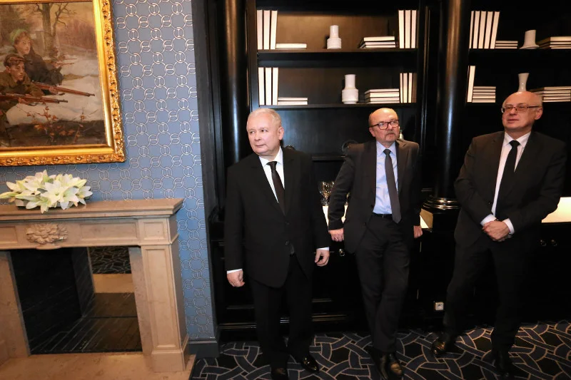 Prezes PiS Jarosław Kaczyński oraz prof. Ryszard Legutko i prof. Zdzisław Krasnodębski, europosłowie PiS