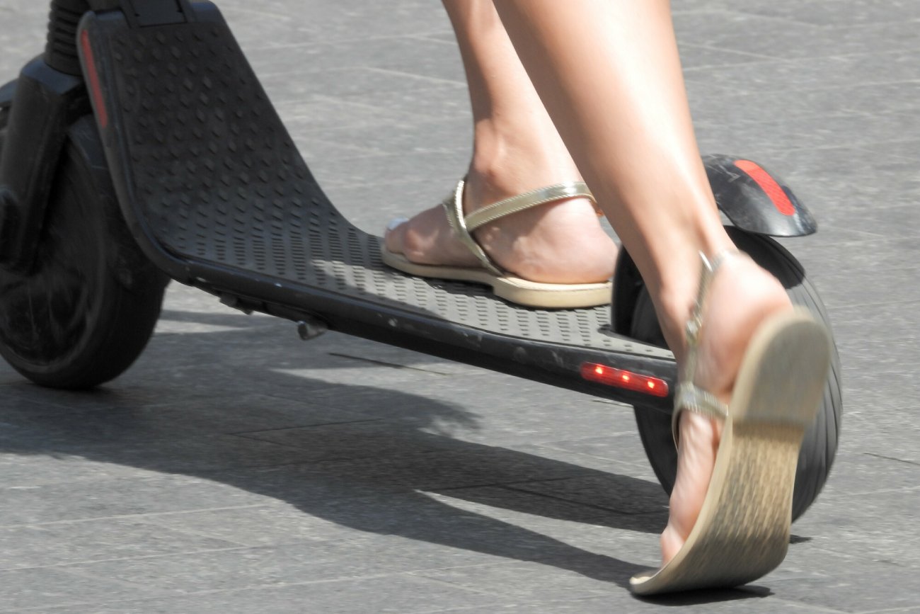 Hrubieszów. Pijana i z psem na hulajnodze