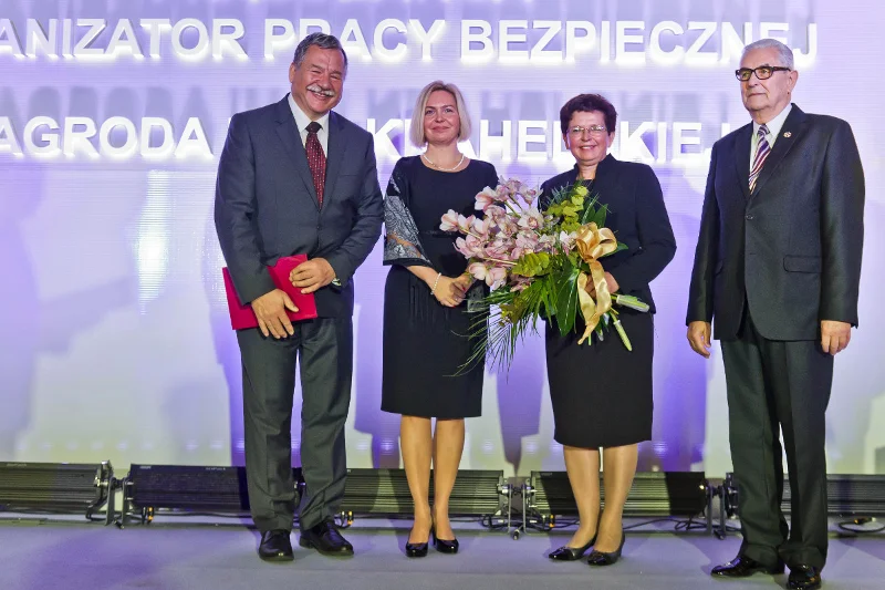 Pamiątkowe zdjęcie z odebrania przez „Tartak i Zakład Stolarski Sp.j. Janina i Wacław Witkowscy” statuetki „Mecum Tutissimus Ibis" w prestiżowym konkursie organizowanym przez Państwową Inspekcję Pracy „Pracodawca - organizator pracy bezpiecznej".