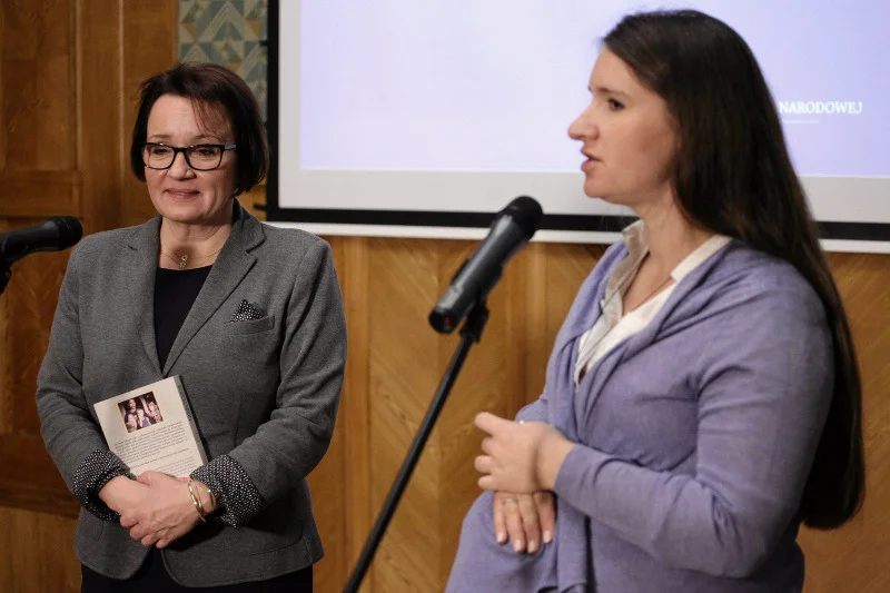 Minister edukacji Anna Zalewska (l) , Karolina Elbanowska (p) podczas konferencji prasowej w związku ze spotkaniem w Ministerstwie Edukacji .