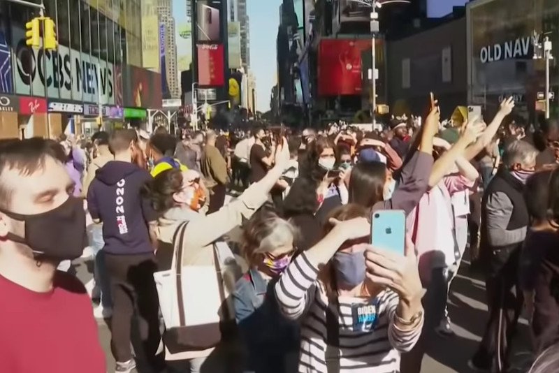 W Nowym Jorku i innych miastach na ulice wyszły tłumy. Tak świętują zwycięstwo Joe Bidena.