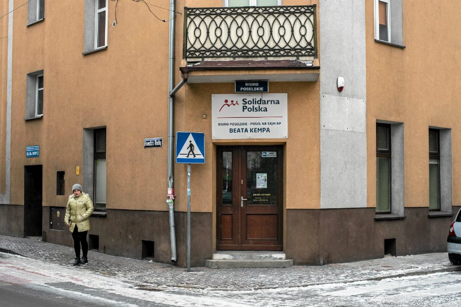 Do ataku na biuro poselskie Beaty Kempy doszło we wtorek w nocy. Sprawca przyznał, że działał z pobudek politycznych.