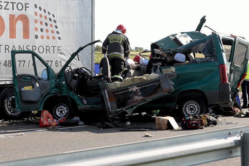 Policja zazwyczaj wini kierowców, kierowcy kiepskie drogi, a to zły stan aut może być przyczyną znacznej części wypadków