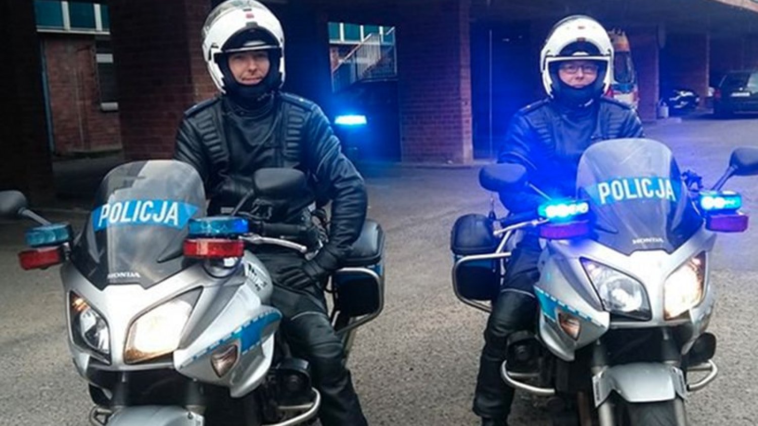 Pilscy policjanci na chwilę zostawili ściganie piratów drogowych, aby pomóc bardziej potrzebującej pomocy... rodzącej kobiecie.