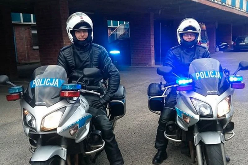 Pilscy policjanci na chwilę zostawili ściganie piratów drogowych, aby pomóc bardziej potrzebującej pomocy... rodzącej kobiecie.