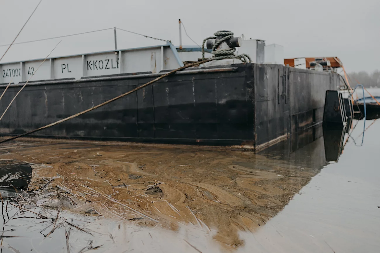 Wyciek ropy z barki na Zalewie Czernica 