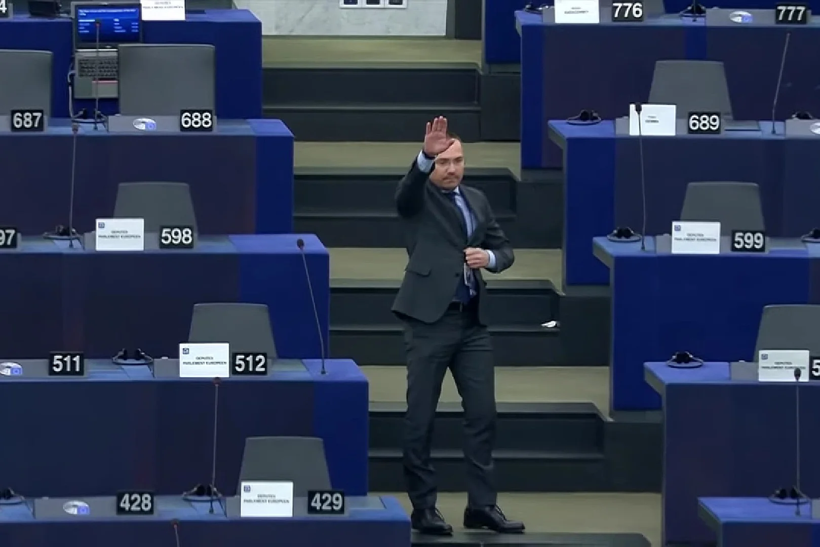 Angeł Dżambazki, europoseł z Bułgarii, wsparł Polskę i Węgry w PE. Oburzył wszystkich gestem hejlowania.