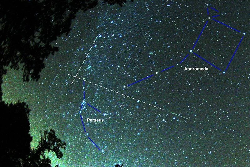 Perseidy z zaznaczonym białymi liniami "radiantem", czyli punktem, z którego "rozbiegają się" meteory. Obok konstelacje Perseusza i Andromedy.