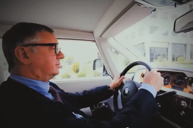 Dojazdy dojazdy do biura to dla najlepiej opłacanego prezesa w Polsce czas na zluzowanie głowy. Inna sprawa, że jazda Rolls Royce'm to czysty relax