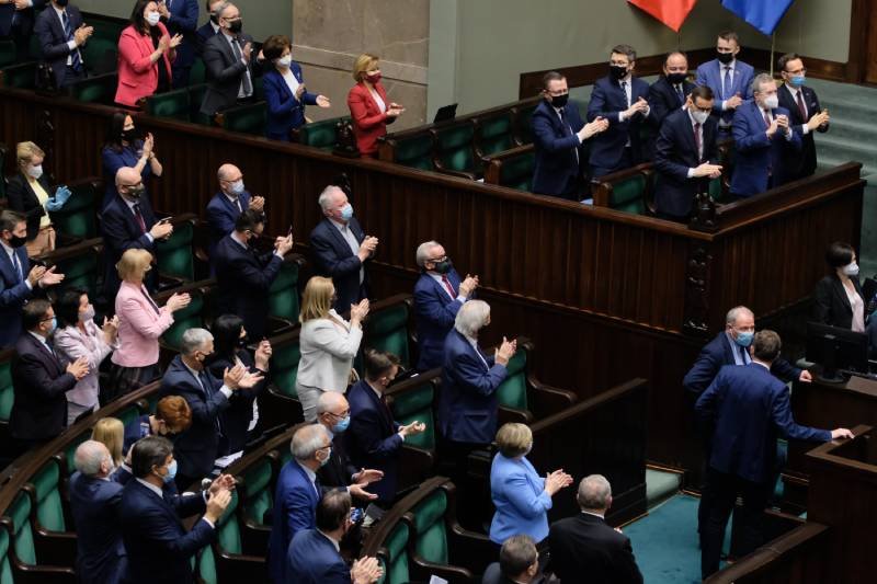 Posłowie podczas posiedzenia w sprawie akceptacji dla Krajowego Planu Odbudowy i europejskiego Funduszu Odbudowy