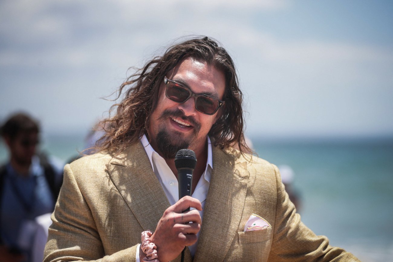 Jason Momoa zamienił się w stewarda podczas lotu do Honolulu.