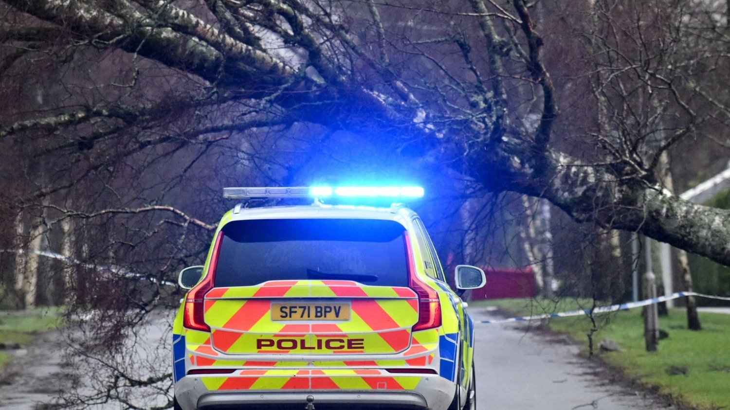 Cyklon Eowyn szaleje w Irlandii. Ofiarą tajfunu jest 20-letni Polak