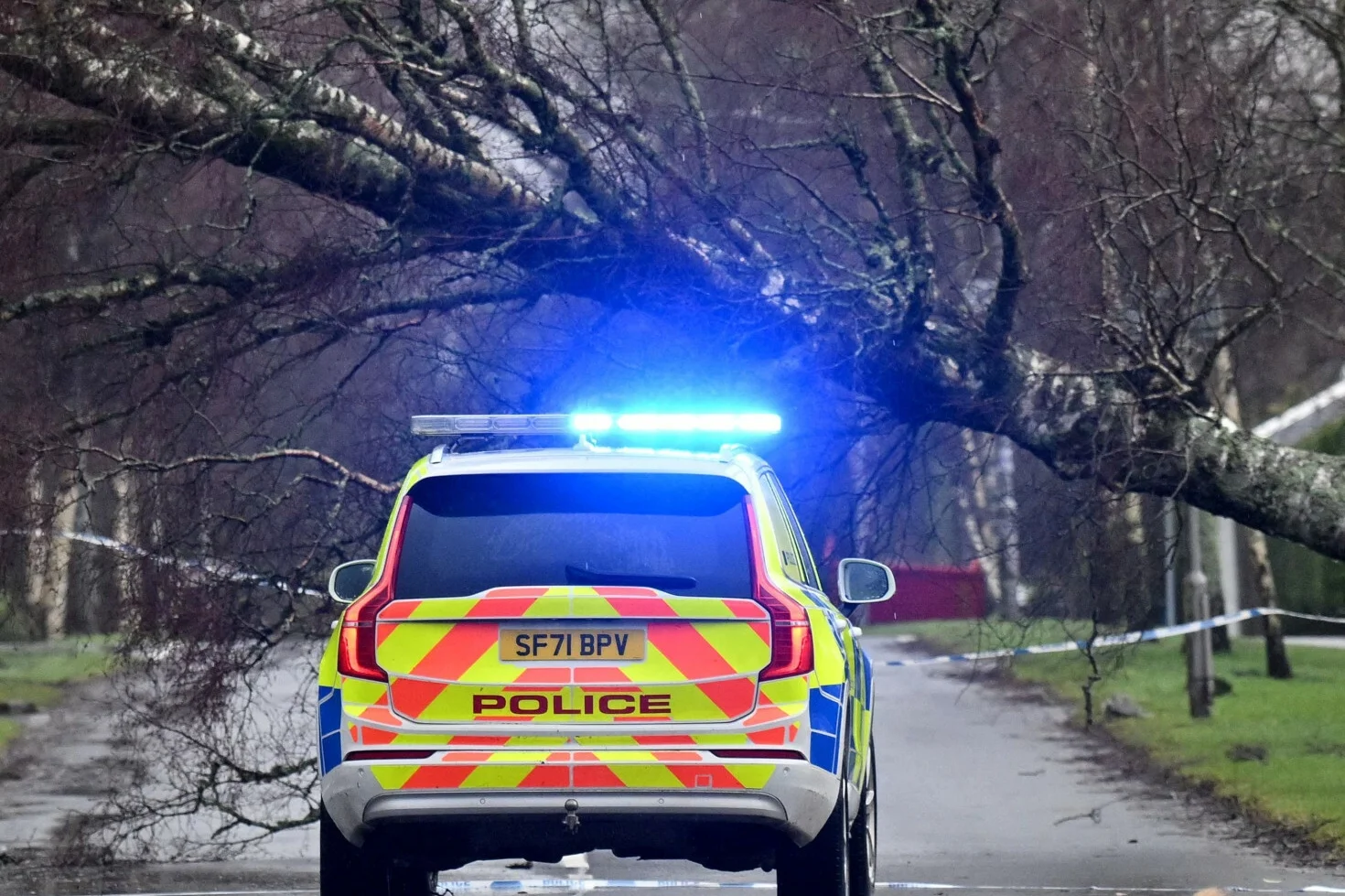 Cyklon Eowyn szaleje w Irlandii. Ofiarą tajfunu jest 20-letni Polak