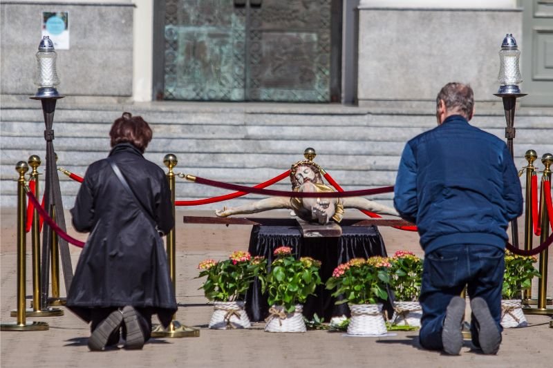 Wielki Piątek to drugi dzień Triduum Paschalnego. Jest to jedyny dzień w roku, w którym w kościołach nie odprawia się mszy świętej.