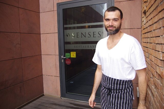 Szef kuchni Andrea Camastra przed restauracją Senses.
