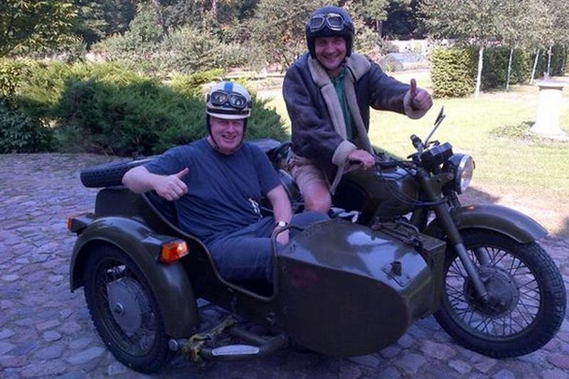 Burmistrz Londynu przyjechał na obchody PW, a teraz jeździ na motorze z Radosławem Sikorskim