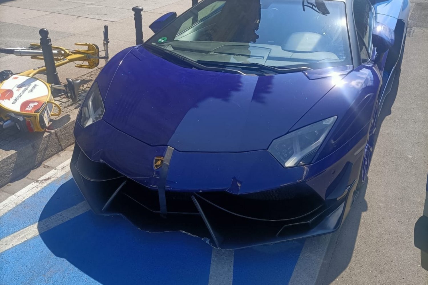 Dwa drogie auta były zaparkowane na tzw. kopercie we Wrocławiu.