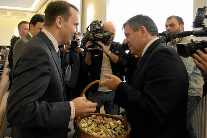Wicepremier Janusz Piechociński częstuje ministrów cukierkami. Politycy zapłacili od nich podatek?