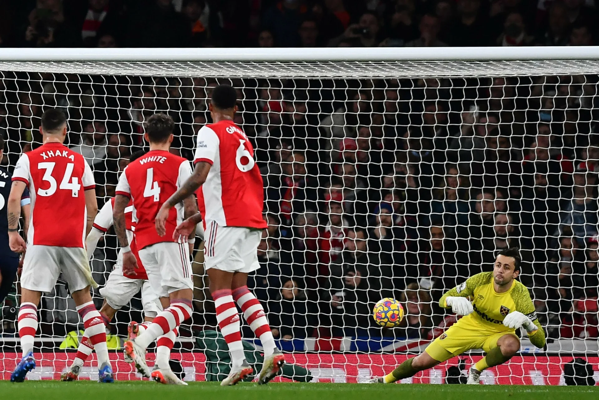 Łukasz Fabiański obronił rzut karny wykonywany przez Alexandre'a Lacazette'a, ale WHU i tak przegrało