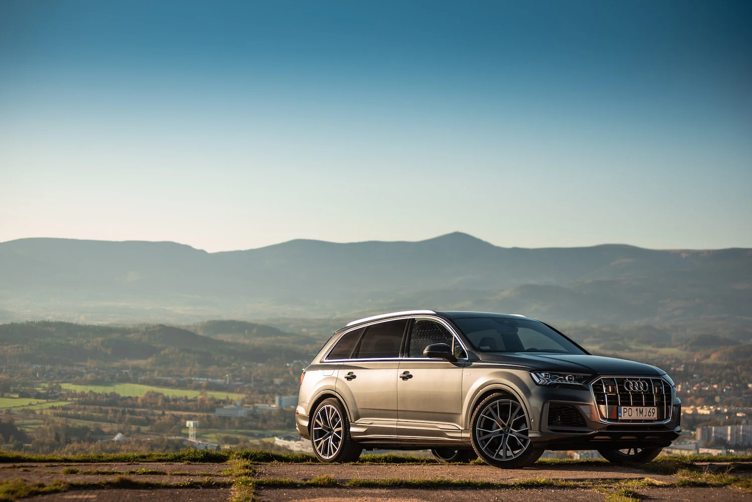 Nowe Q7 to największy SUV w gamie Audi, który konkuruje z BMW X5 i Mercedesem GLE.