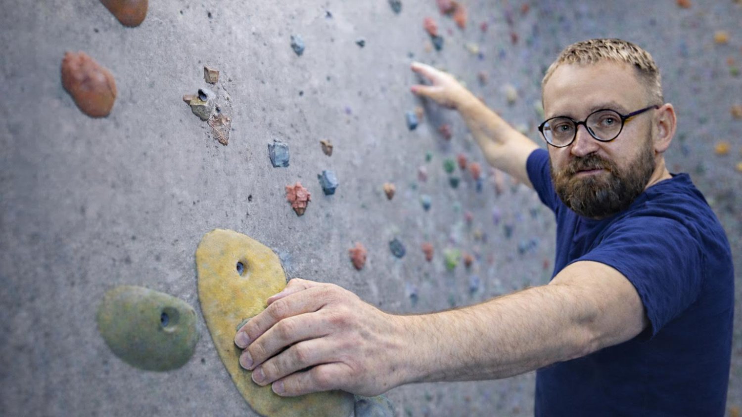 Bouldering – najłatwiejszy sposób, żeby zacząć się wspinać? Sprawdzamy na ściance