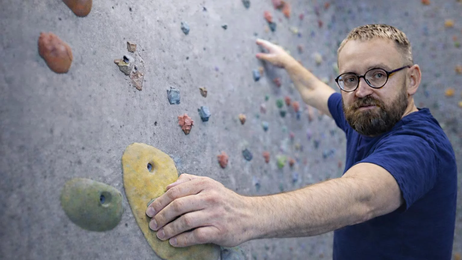 Bouldering – najłatwiejszy sposób, żeby zacząć się wspinać? Sprawdzamy na ściance