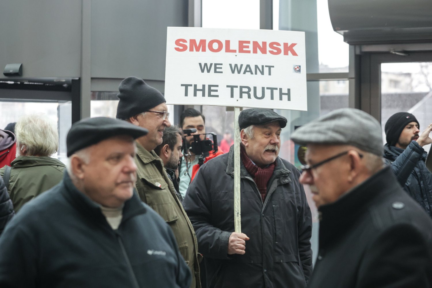 Oprócz polityków PiS i dziennikarzy TVP także seniorzy przyszli protestować w sprawie przejęcie Telewizji Polskiej przez nowe władze.