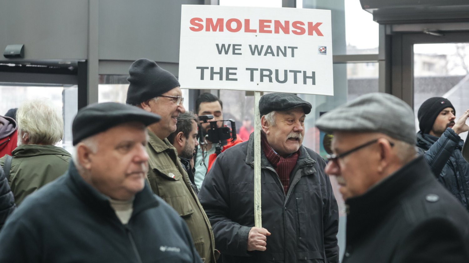 Oprócz polityków PiS i dziennikarzy TVP także seniorzy przyszli protestować w sprawie przejęcie Telewizji Polskiej przez nowe władze.