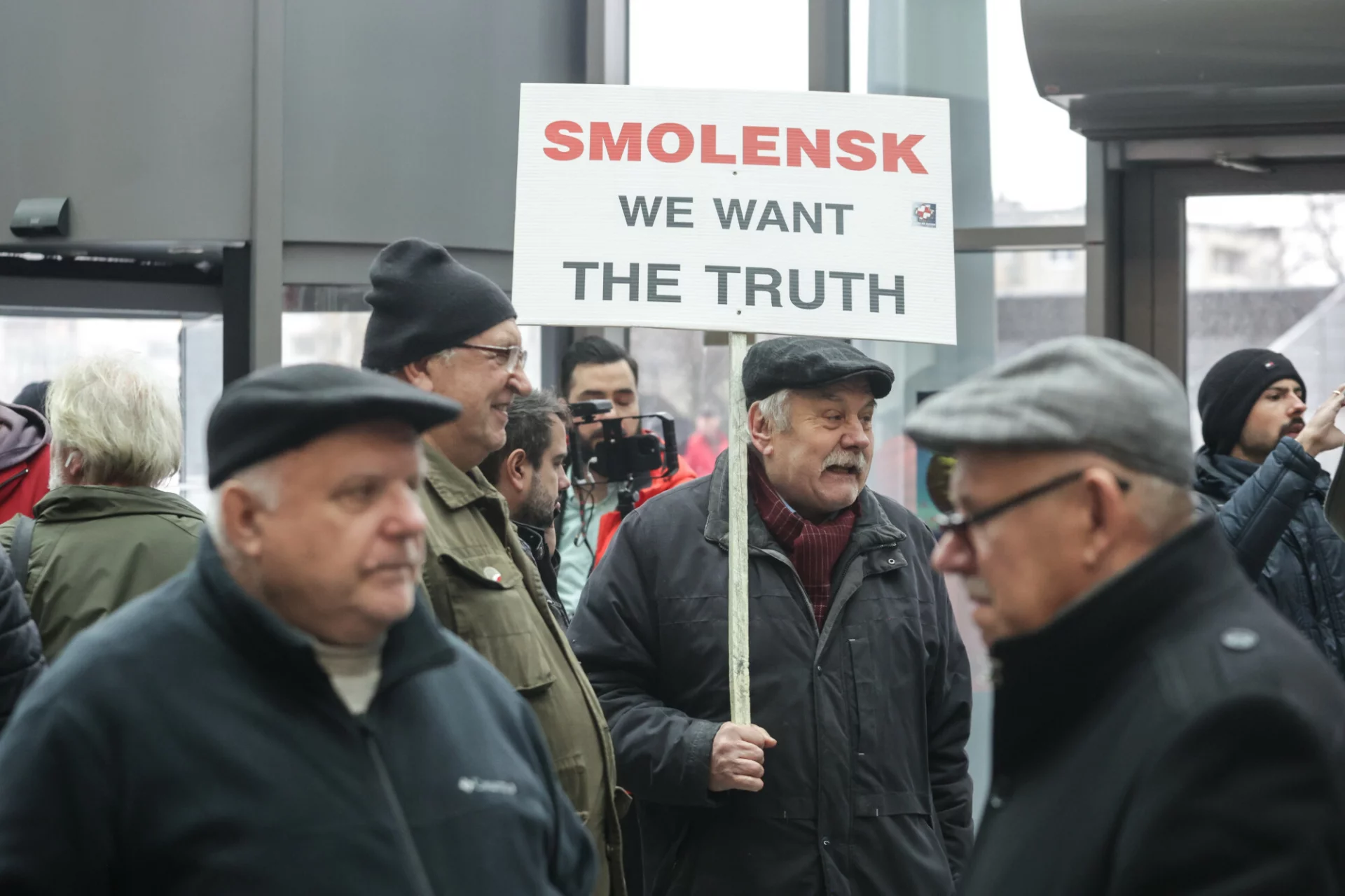 Oprócz polityków PiS i dziennikarzy TVP także seniorzy przyszli protestować w sprawie przejęcie Telewizji Polskiej przez nowe władze.