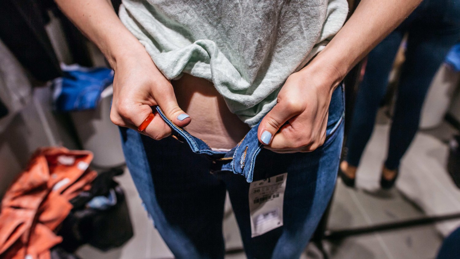 Przymierzanie ubrań w sklepowej przymierzalni ma w sobie coś z ekshibicjonizmu. Niby stoi się za kotarą, niby jest intymnie, a jednak od czasu do czasu można dostrzec wścibskie spojrzenia.